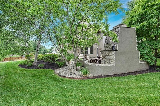 5609 Roundtree Street, Shawnee, KS 66226
