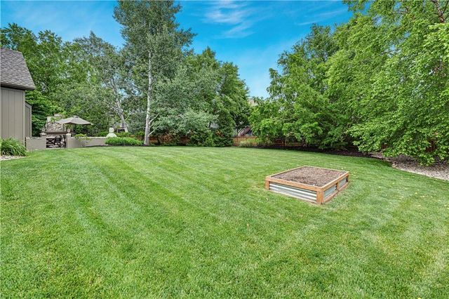 5609 Roundtree Street, Shawnee, KS 66226