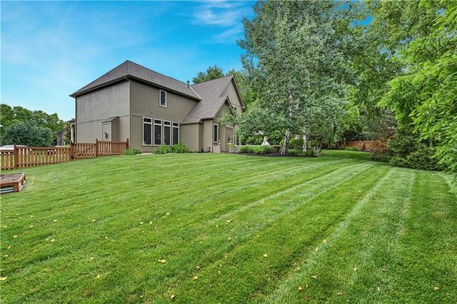 5609 Roundtree Street, Shawnee, KS 66226