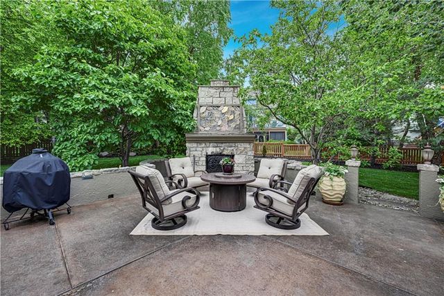 5609 Roundtree Street, Shawnee, KS 66226