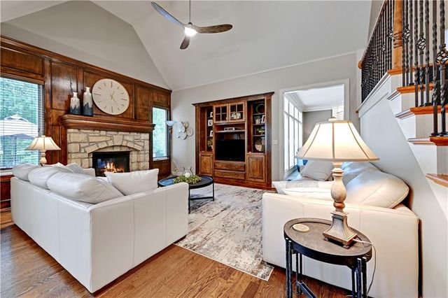 5609 Roundtree Street, Shawnee, KS 66226
