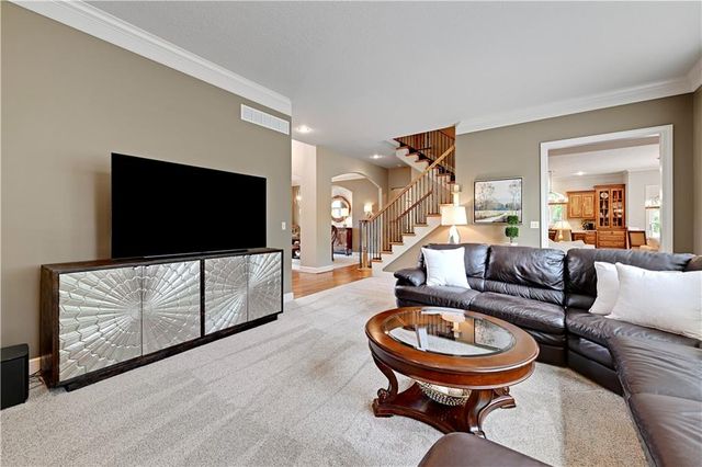5609 Roundtree Street, Shawnee, KS 66226
