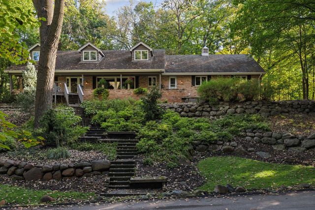 4360 Chimo East Street, Deephaven, MN 55391