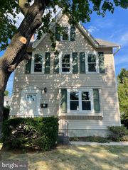 121 S 10TH ST, Quakertown, PA 18951