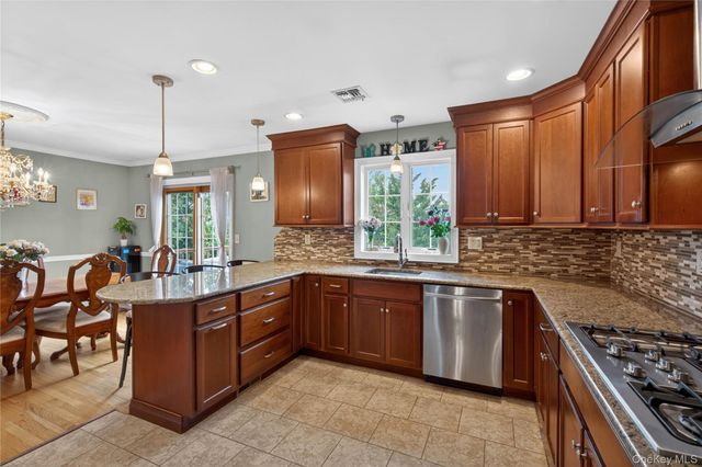 5 Columbia Circle, Highland Mills, NY 10930