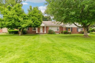 6105 Gilbert Lake Road, Bloomfield Hills, MI 48301