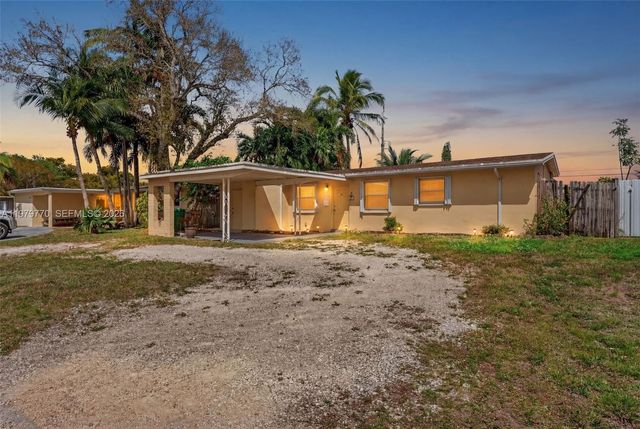 7761 NW 36th St, Davie, FL 33024