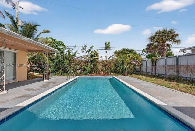 7761 NW 36th St, Davie, FL 33024