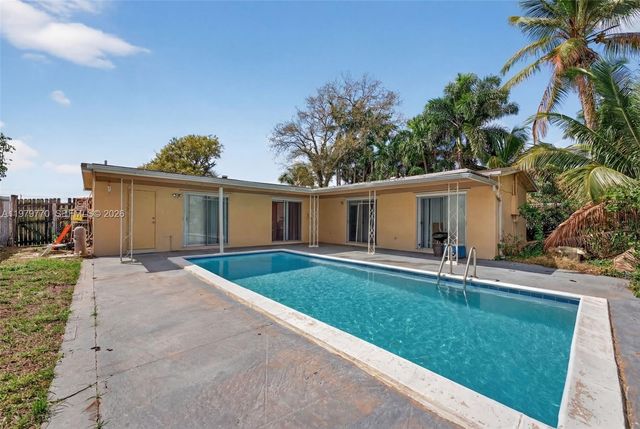 7761 NW 36th St, Davie, FL 33024