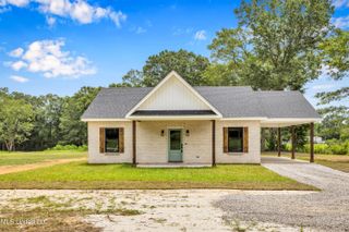 102 6th Avenue, Carriere, MS 39426