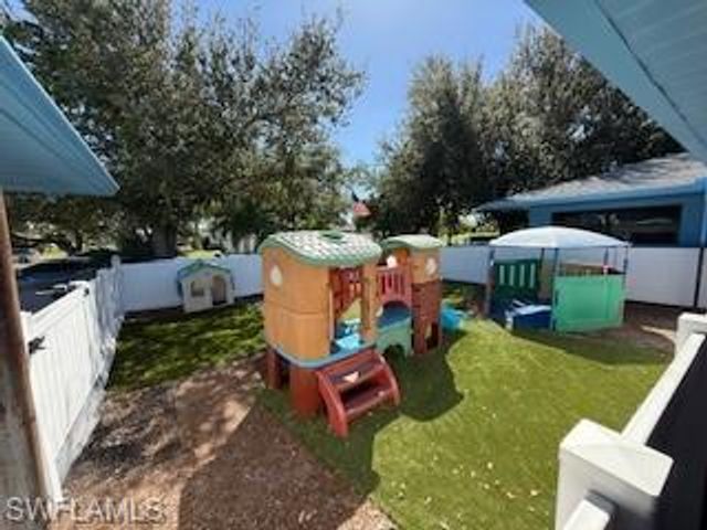 2722 SE Santa Barbara PL, Cape Coral, FL 33904