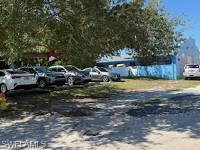 2722 SE Santa Barbara PL, Cape Coral, FL 33904