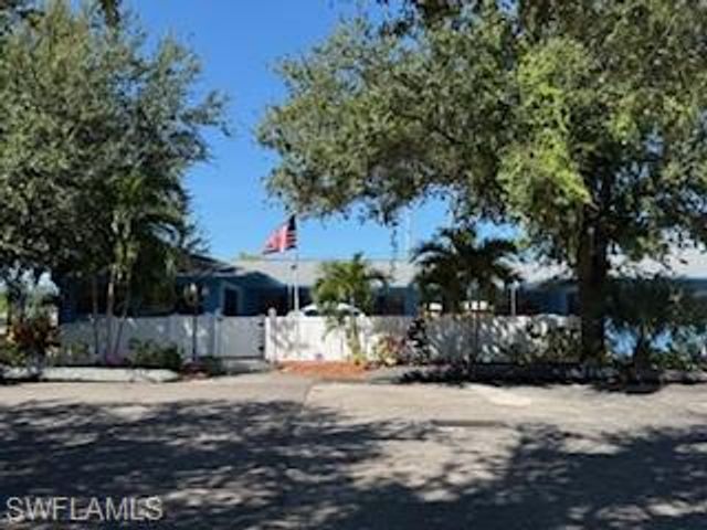 2722 SE Santa Barbara PL, Cape Coral, FL 33904