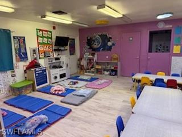 2722 SE Santa Barbara PL, Cape Coral, FL 33904