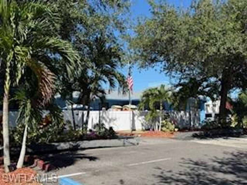 2722 SE Santa Barbara PL, Cape Coral, FL 33904