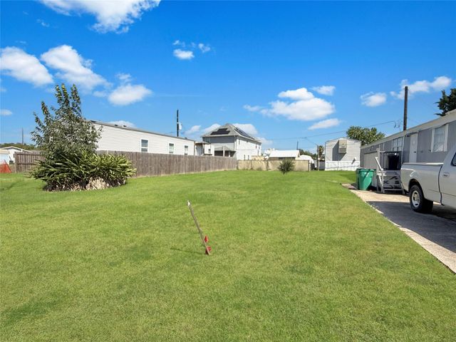 143 Egret Canal S, Baytown, TX 77523