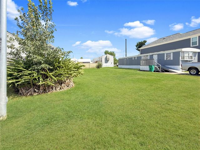 143 Egret Canal S, Baytown, TX 77523