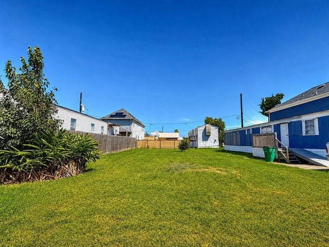 143 Egret Canal S, Baytown, TX 77523