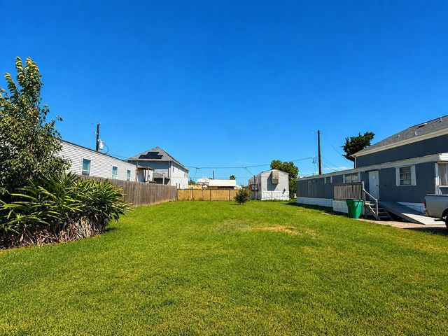 143 Egret Canal S, Baytown, TX 77523