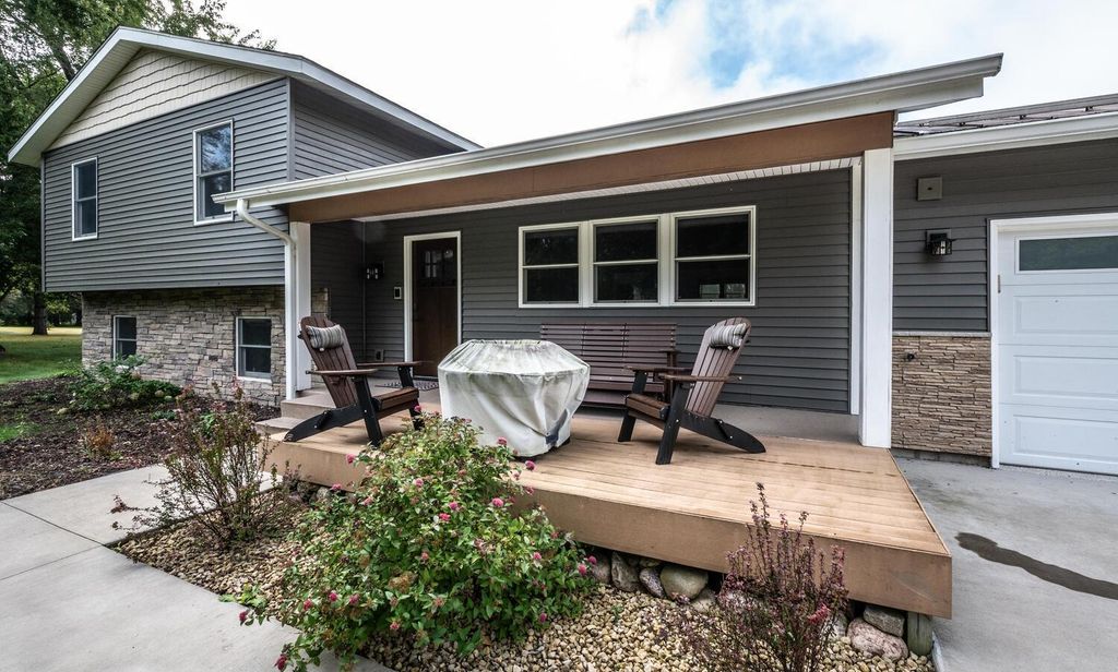 9945 Justen Trail N, Grant, MN 55115