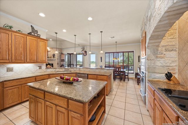 34 Cravey Rd, Boerne, TX 78006