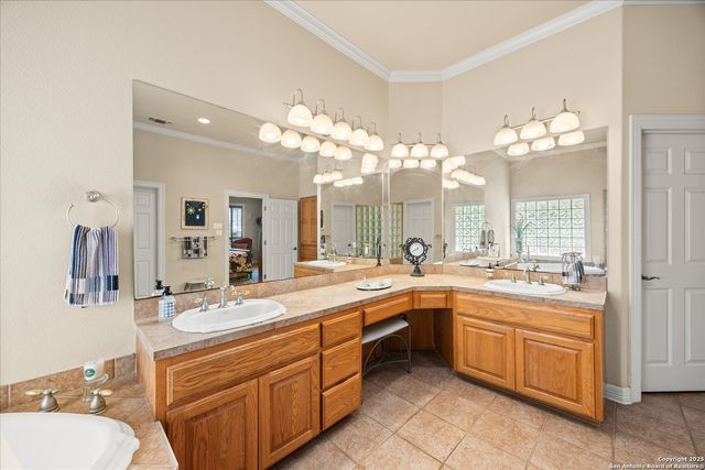 34 Cravey Rd, Boerne, TX 78006