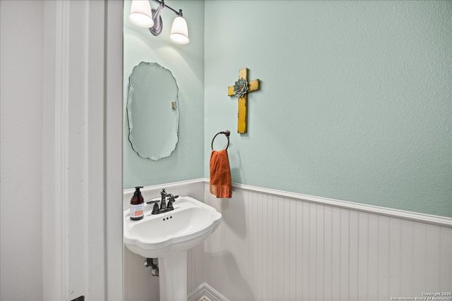 34 Cravey Rd, Boerne, TX 78006