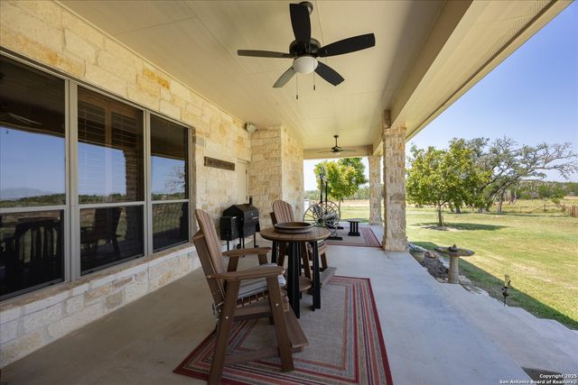 34 Cravey Rd, Boerne, TX 78006