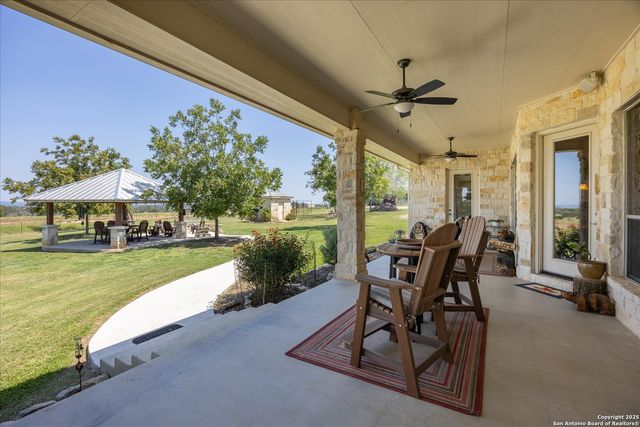 34 Cravey Rd, Boerne, TX 78006