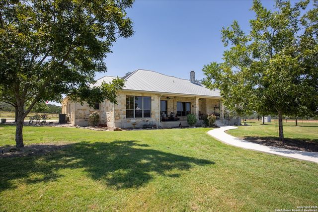 34 Cravey Rd, Boerne, TX 78006