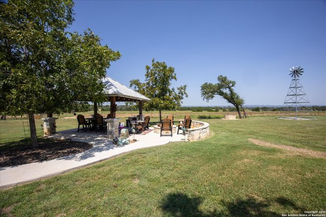 34 Cravey Rd, Boerne, TX 78006