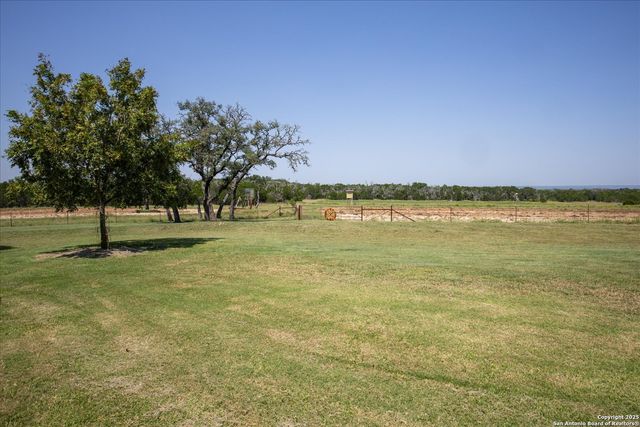 34 Cravey Rd, Boerne, TX 78006