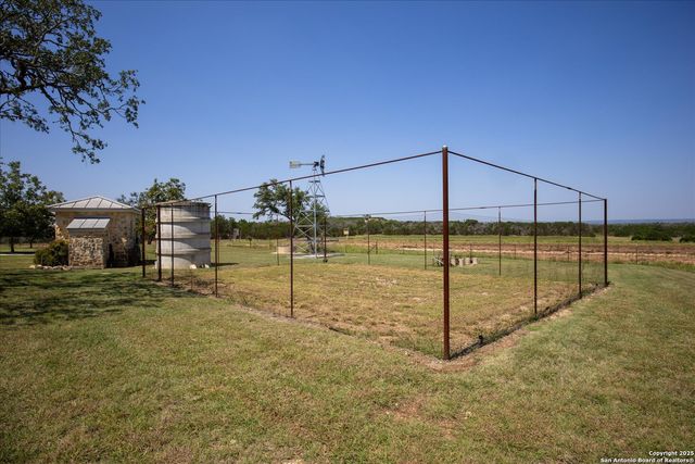 34 Cravey Rd, Boerne, TX 78006