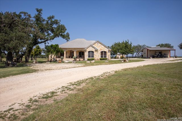 34 Cravey Rd, Boerne, TX 78006