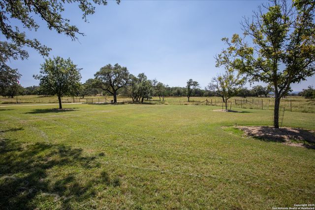 34 Cravey Rd, Boerne, TX 78006