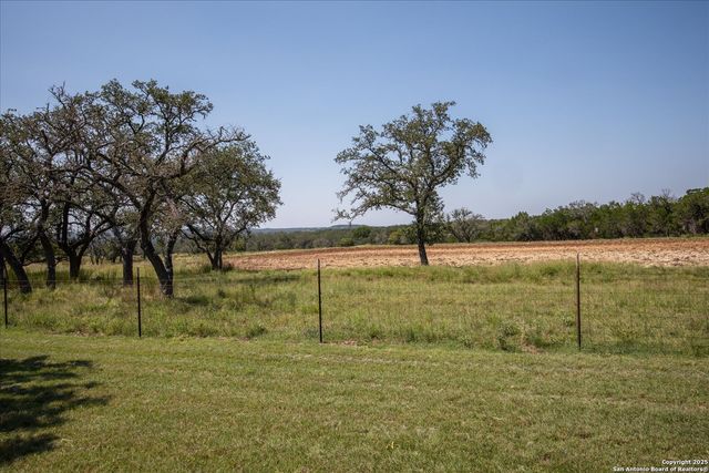 34 Cravey Rd, Boerne, TX 78006