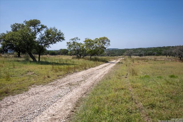 34 Cravey Rd, Boerne, TX 78006