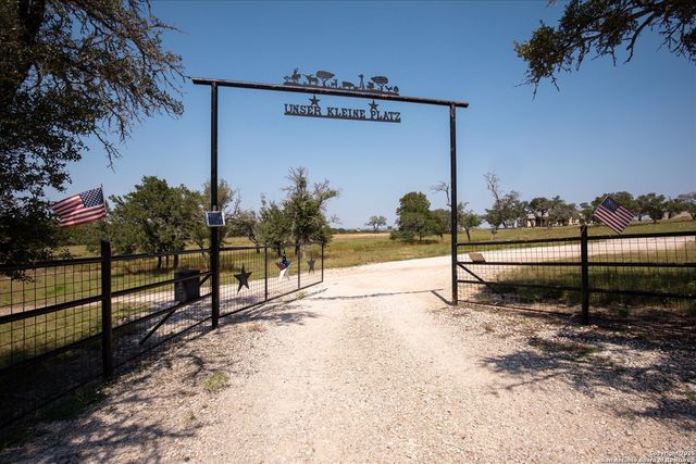 34 Cravey Rd, Boerne, TX 78006