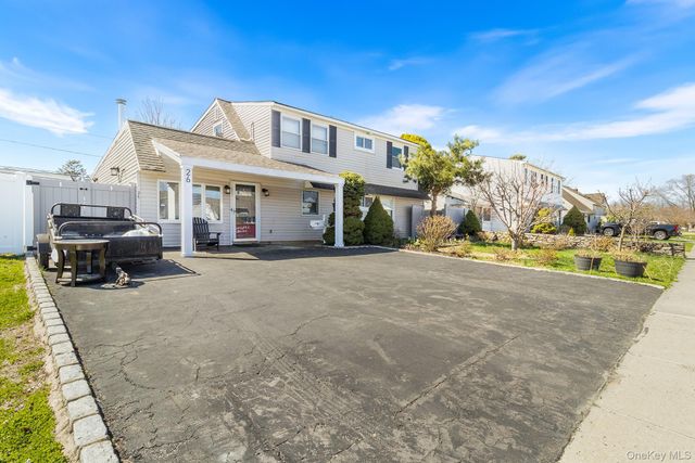 26 Picture Lane, Hicksville, NY 11801