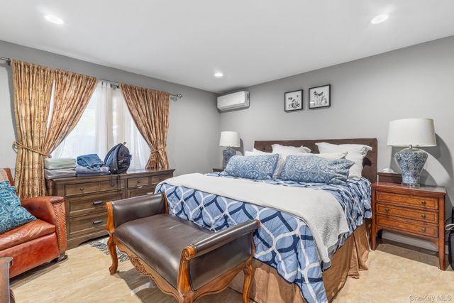 26 Picture Lane, Hicksville, NY 11801