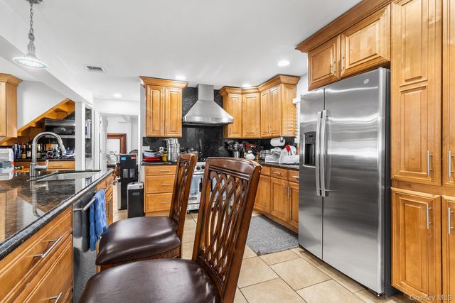 26 Picture Lane, Hicksville, NY 11801