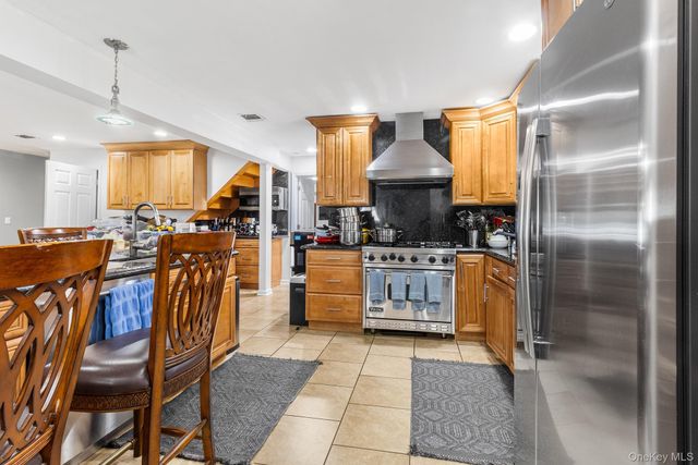 26 Picture Lane, Hicksville, NY 11801