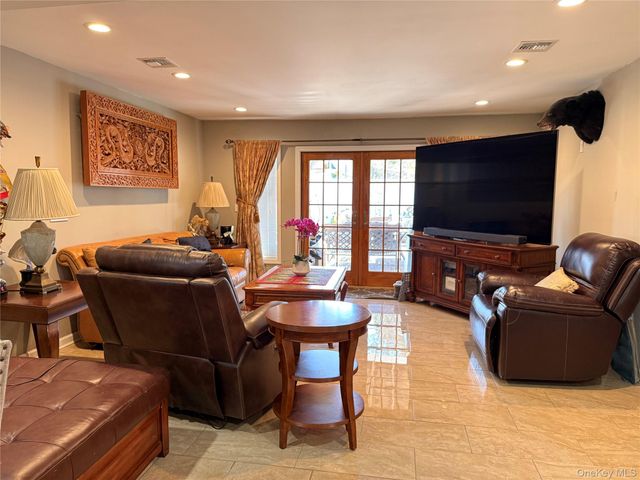 26 Picture Lane, Hicksville, NY 11801