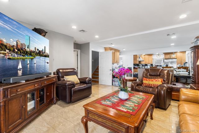 26 Picture Lane, Hicksville, NY 11801