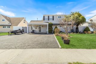 26 Picture Lane, Hicksville, NY 11801