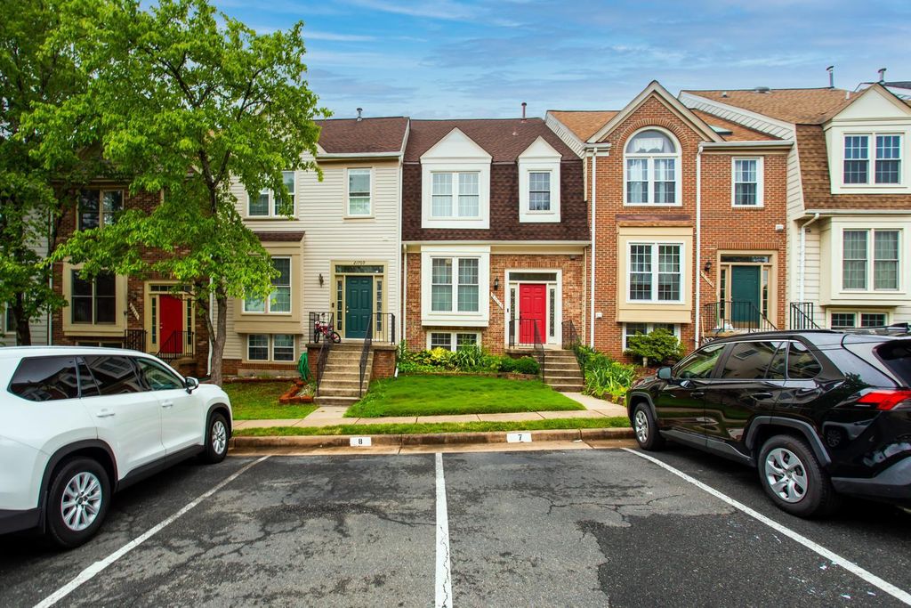 21707 LEATHERLEAF CIR, Sterling, VA 20164