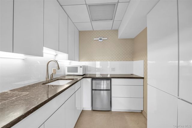 38-25 Main Street 11F, Flushing, NY 11354