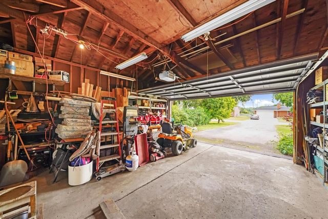 45145 Jeanette Avenue, Belleville, MI 48111