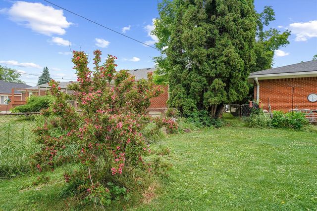 45145 Jeanette Avenue, Belleville, MI 48111
