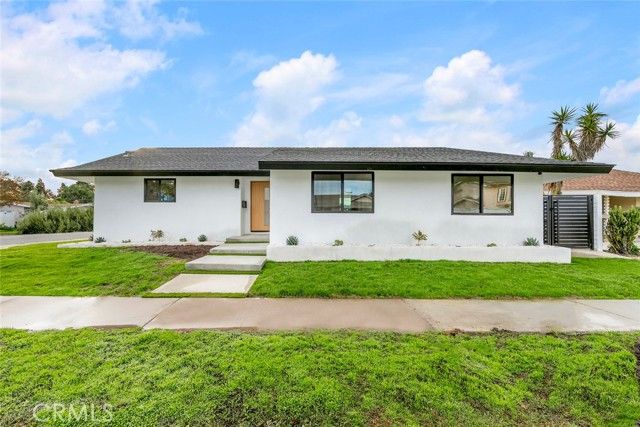 913 Junipero, Costa Mesa, CA 92626